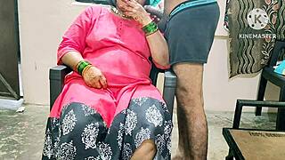 अरे, देखो इंडियन देसी माँ पड़ोसी लड़कों को हार्ड चोद रही है।