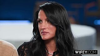 वाइफी हॉटवाइफ मिल्फ रिडली क्रिश्चियन के लंड को डॉगीस्टाइल और काउगर्ल पोजीशन में चढ़ती है