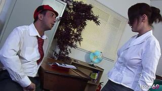 मैंने छात्र को हस्तमैथुन करते हुए पकड़ा