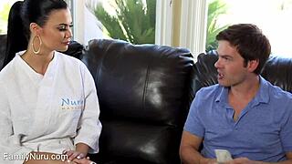 स्टेपसन स्टेपमॉम की बेली पर कम ब्लास्ट करता है मसाज के बाद