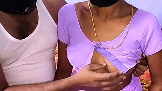 गाँव की बीवी होममेड डॉगी के लिए झुकती है