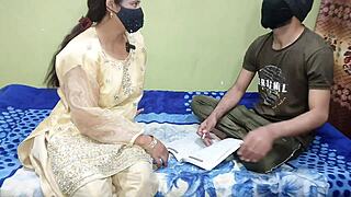 हॉट भारतीय स्टूडेंट डॉर्म में थर्की टीचर के साथ डॉगीस्टाइल चुदाई और क्लियर हिंदी डर्टी टॉक के लिए रोलप्ले करती है