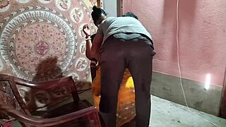 ब्रूनेट सौतेली माँ सौतेले बेटे से वेट टाइट पसी पर फ्रीहैंड मसाज मांगती है