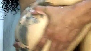 Foda no Banheiro com Morena Rabuda Acaba em Gozada na Cara