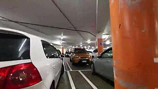 गंदी कीवी स्लट मॉल और सड़क पर बॉडी फ्लैशिंग