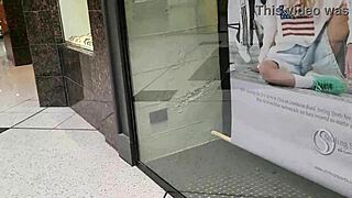 गंदी कीवी स्लट मॉल और सड़क पर बॉडी फ्लैशिंग