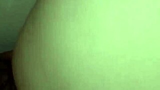 आउटडोर पब्लिक सेटिंग में वेट ओपन पस्सी