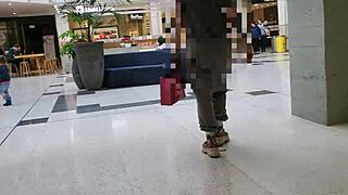 गंदी कीवी स्लट मॉल और सड़क पर बॉडी फ्लैशिंग