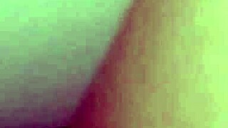 आउटडोर पब्लिक सेटिंग में वेट ओपन पस्सी