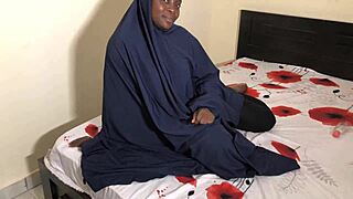 मुस्लिम पिकअप लड़की घरेलू सीन में बालों वाला योनी दिखाती है