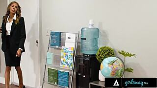 भोली स्टूडेंट गलती से टीचर की वाइब्रेटर एक्टिवेट कर देती है!