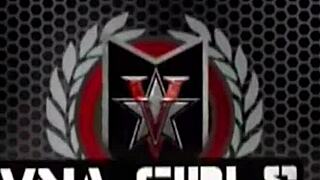 सोफी डी, हॉर्नी बीबीडब्ल्यू, पार्टी में लिंगरी में अपनी पस्सी लिप्स के साथ खेलती है