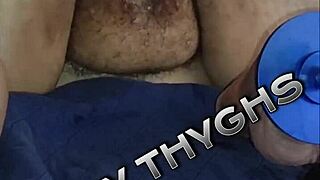 मोटी मिस्ट्री थाईस डिल्डो से मजा लेती है