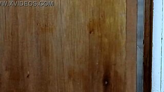 मैं अपनी साली को शावर में नहाते हुए स्पाई करने से ज्यादा एक्साइटेड हो जाता हूं।