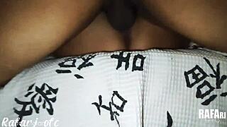 Sentei gostoso no pau enorme do namorado da minha amiga com creampie interracial