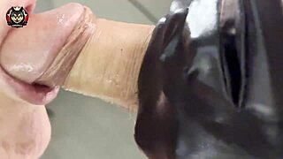 स्टेपसिस्टर शेव्ड पसी स्प्रेड करती है मेरे बिग कॉक कम क्लोज-अप के लिए बेडरूम में