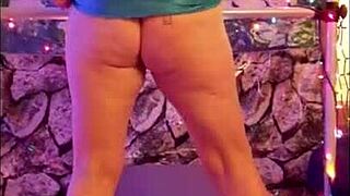 Hotwife Steffi dances with her pussy in Christmas cosplay