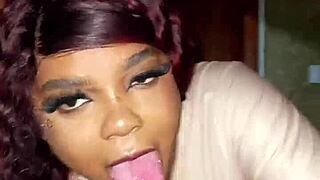 सबसे हॉट सौतेली मां पति के जाने पर चुपके से सौतेले बेटे को चोदती!