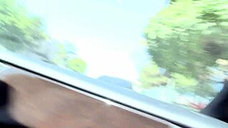 शॉर्ट-हेयर वाली ब्रूनेट मिल्फ ह्यूज कॉक का मजा महसूस करती है