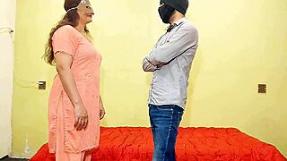 देसी इंडियन भाभी को ह्यूज कॉक से डॉगीस्टाइल में हार्ड फक किया