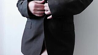 बड़े उछलते हुए स्तनों वाली बीबीडब्ल्यू बालों वाली चूत को मस्तूरबेट करती है