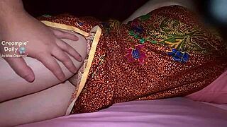 नेबर मिल्फ्स टाइट पस्सी को ह्यूज डिल्डो से बोल्डली मसाज किया जाता है।