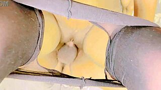 फ्रेश सिस्टर इन लॉ पहली बार रफ डॉगीस्टाइल फक लेती है स्क्वर्टिंग ऑर्गेज्म के साथ। यह क्यूट ब्रूनेट बेब होममेड क्लोज अप एक्शन में मोन्स करती है।