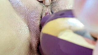 गॉर्जियस इटालियन मिल्फ वाइब्रेटर से फैन्टास्टिक ऑर्गेज्म अचीव करती है क्लोज अप