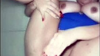 Grabo a mi madrastra masturbandose en el baño