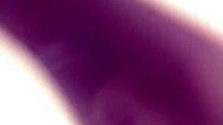 वह डीपथ्रोट के दौरान लंड को बोतल की तरह पकड़ती है और दूध निगलती है।