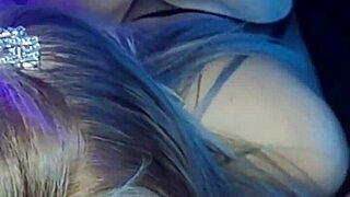 वह डीपथ्रोट के दौरान लंड को बोतल की तरह पकड़ती है और दूध निगलती है।