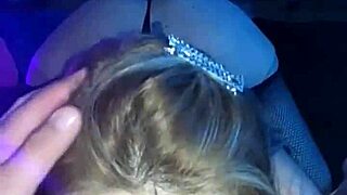 वह डीपथ्रोट के दौरान लंड को बोतल की तरह पकड़ती है और दूध निगलती है।