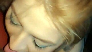 वह डीपथ्रोट के दौरान लंड को बोतल की तरह पकड़ती है और दूध निगलती है।