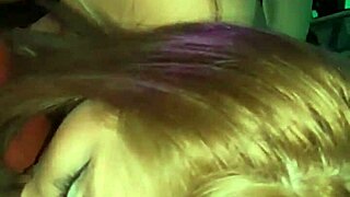 वह डीपथ्रोट के दौरान लंड को बोतल की तरह पकड़ती है और दूध निगलती है।