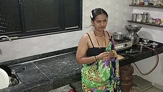 मैं और मेरी गर्लफ्रेंड किचन में रोलप्ले, उसके नेचुरल टिट्स का क्लोज अप