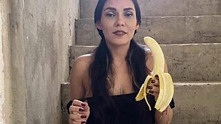 A Mi Vecina Le Gusta Tanto La Banana Que Ahora Tiene Ganas De La Mia - Porno En Espa�ol