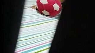 mi hermanastro me folla en la habitación y me llena la cara de leche