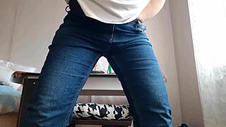 Does Hot Secretary Masturbate To Orgasm At Work?