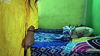 इंडियन हॉट भाभी मस्कुलर एबोनी देवर को डॉगीस्टाइल में चुदवाती है, हसबैंड फिंगरिंग देख रहा है