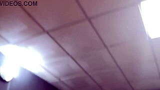 प्रेटी वाइफ ब्लैक कॉक को हार्ड राइड करती है।