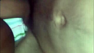 mi hermanastro me folla en la habitación y me llena la cara de leche