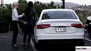 डोमिनेंट लेस्बियन कॉप को जब कैप्टिव उसके पैर चाटती है तो उसे इंटेंस प्लेजर मिलता है