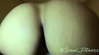 safada exibindo o cuzinho para câmera com uma buceta deliciosa