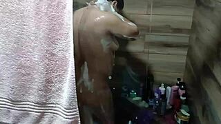 Llego A Casa De Mi Tía Y La Descubro Bañándose Se Masturba Y Casi Me Descubre