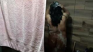 Llego A Casa De Mi Tía Y La Descubro Bañándose Se Masturba Y Casi Me Descubre