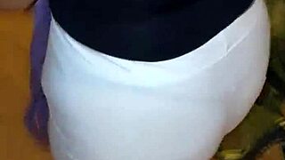 Mature Venezuelan milf flashes big ass for money