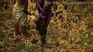 लागोस की अमेचर मौमी को जंगल में मोनस्टर लंड से बाहरी चुदाई