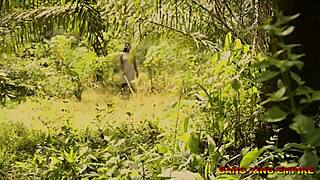 लागोस की अमेचर मौमी को जंगल में मोनस्टर लंड से बाहरी चुदाई