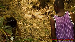 लागोस की अमेचर मौमी को जंगल में मोनस्टर लंड से बाहरी चुदाई