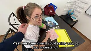 वासना भरी छात्रा परीक्षा पास करने के लिए शिक्षक को लुभाती है